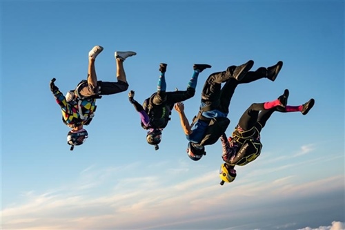 United States Parachute Association > Experienced Skydivers > Sisters ...